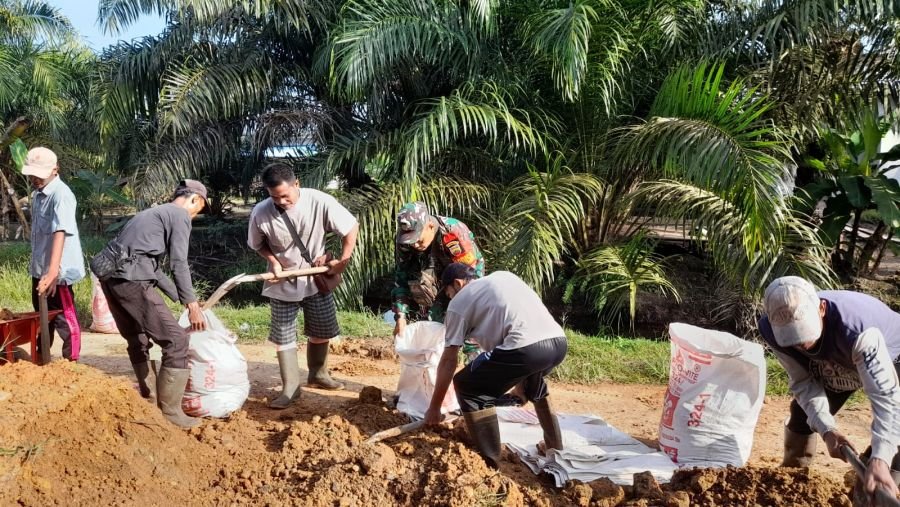 Lewat Kampung Pancasila, Babinsa Koramil 01/Bangko Bersama Warga Goro Timbun Jl. SK 8 Pesisir