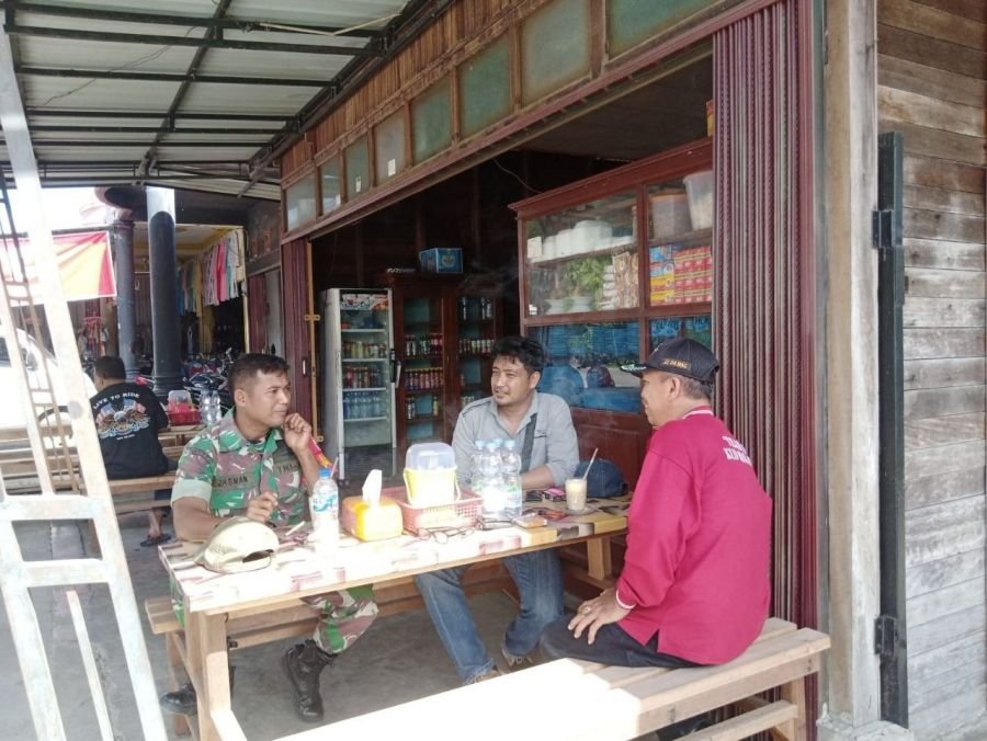 Lewat Kegiatan Komsos, Babinsa Sertu Jasman Pererat Hubungan Baik & Komunikasi Efektif Bersama Warga