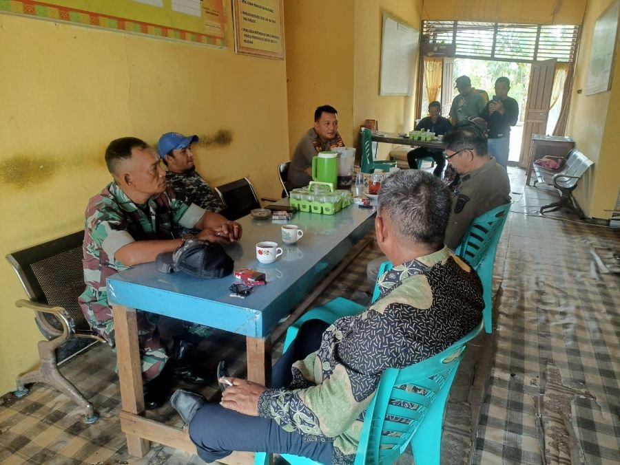Lewat Komduk, Babinsa Koramil 10/Pelangiran Perkuat Sinergi Dengan Aparat Untuk Menjaga Kamtibmas