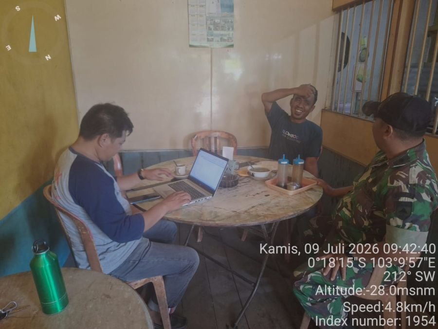Lewat Komduk, Babinsa Pelda Boy R. Sitompul Ajak Warga Kelurahan Enok Jaga Kebersihan