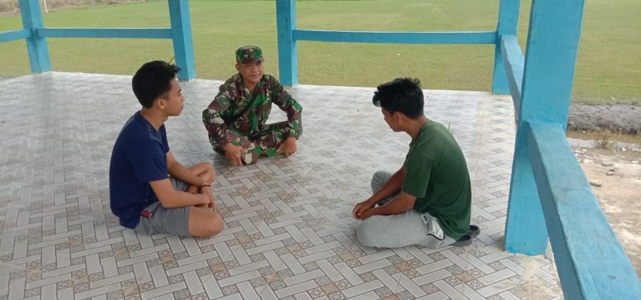 Lewat Komsos, Babinsa 07/Reteh Ajak Pemuda Benteng Jauhi Narkoba dan Hoaks