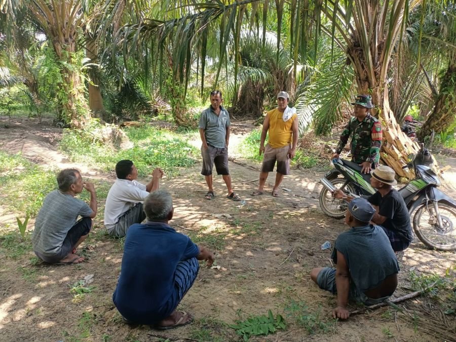 Lewat Komsos, Babinsa Ajak Warga Agrowisata Tingkatkan Kewaspadaan terhadap Pencurian
