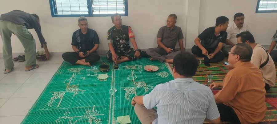 Lewat Komsos, Babinsa Ajak Warga Tanjung Rhu Bangun Kebiasaan Hidup Bersih