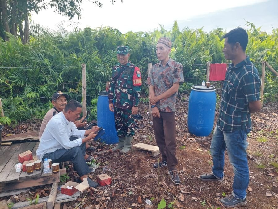 Lewat Komsos, Babinsa Bukit Batu Perkuat Kedekatan dan Dengarkan Aspirasi Warga Desa Buruk Bakul