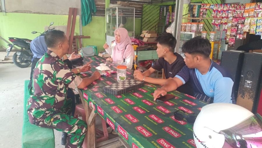 Lewat Komsos, Babinsa Koramil 01 Rumbai Perkuat Kepedulian Warga terhadap Kebersihan Lingkungan