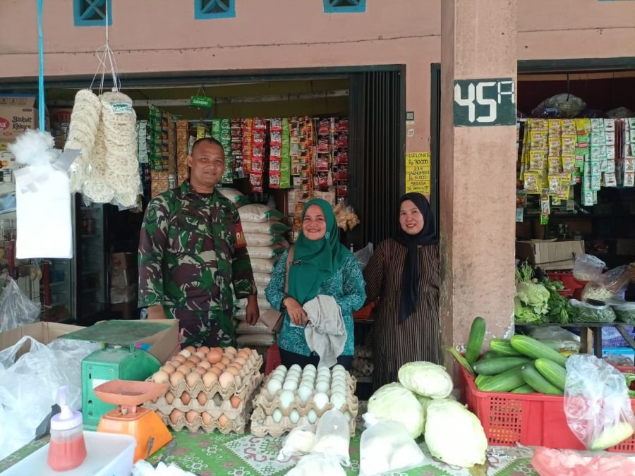 Lewat Komsos, Babinsa Koramil 02/Kota Tumbuhkan Kepedulian Warga terhadap Kebersihan