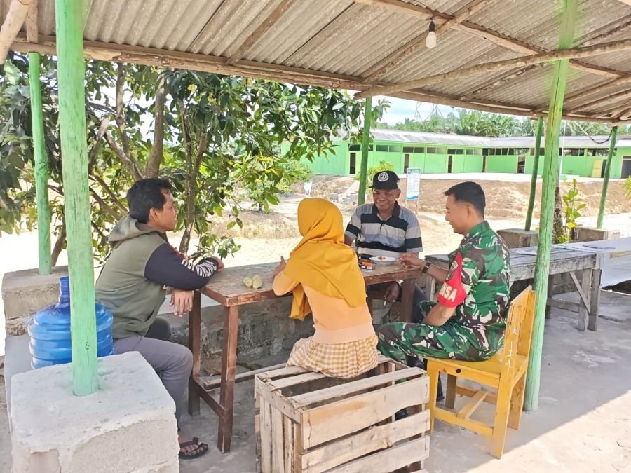 Lewat Komsos, Babinsa Koramil 03/Bunut Serap Aspirasi Warga Desa Sialang Kayu Batu