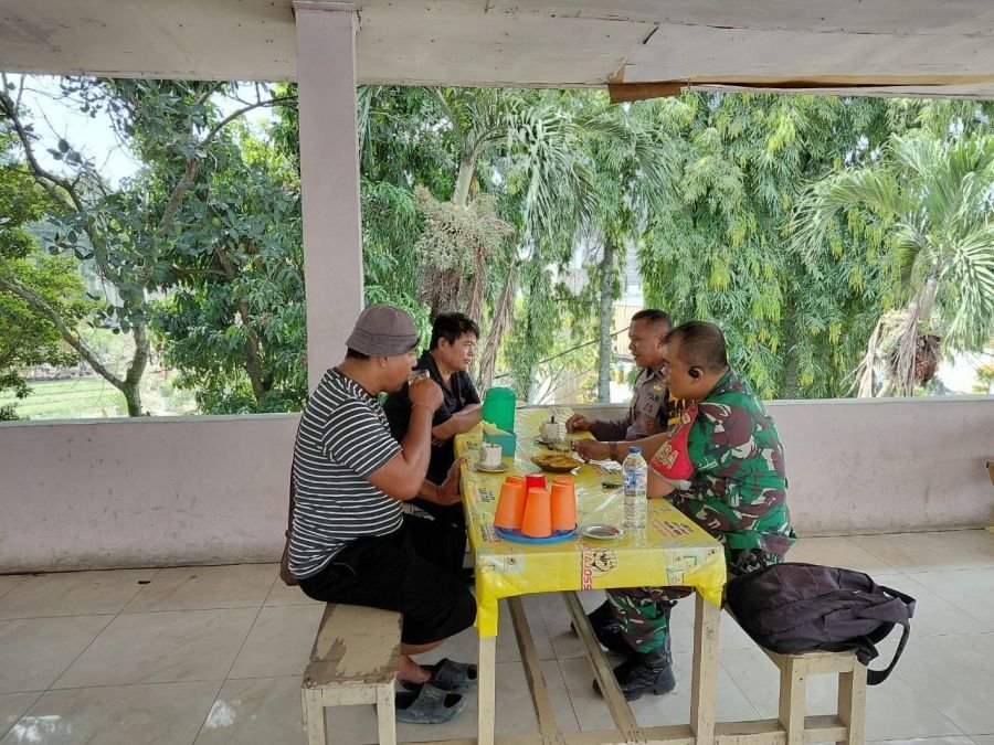Lewat Komsos, Babinsa Koramil 03/Senapelan Bangun Sinergi TNI-Polri Bersama Masyarakat
