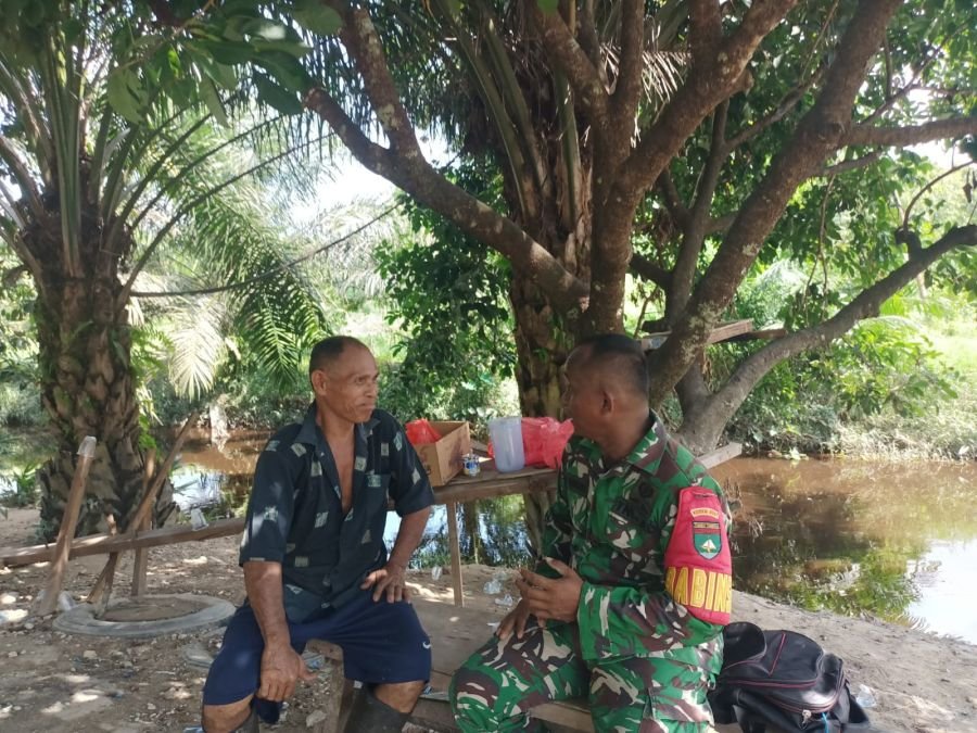 Lewat Komsos, Babinsa Koramil 08/Rumbai Barat Bangun Komunikasi dan Kebersamaan dengan Warga