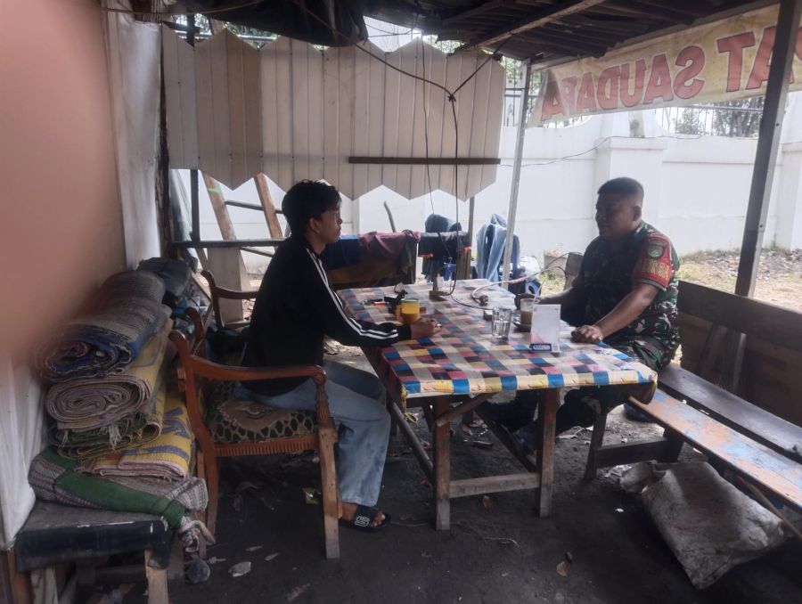 Lewat Komsos, Babinsa Koramil 08/Rumbai Barat Ajak Warga Peduli Lingkungan