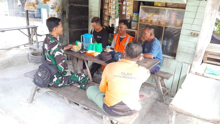 Lewat Komsos, Babinsa Koramil 08/Rumbai Barat Perkuat Kebersamaan dengan Warga
