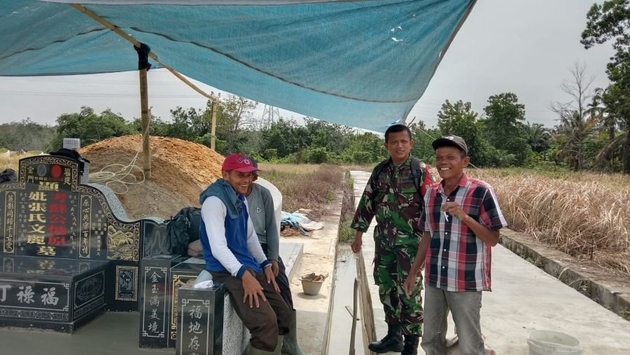 Lewat Komsos, Babinsa Koramil 08/Rumbai Barat Ajak Warga Tingkatkan Kewaspadaan Karhutla
