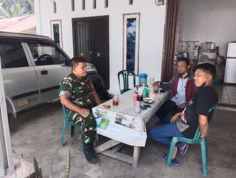 Lewat Komsos, Babinsa Koramil 08/Rumbai Barat Perkuat Kamtibmas dan Cegah Kenakalan Remaja