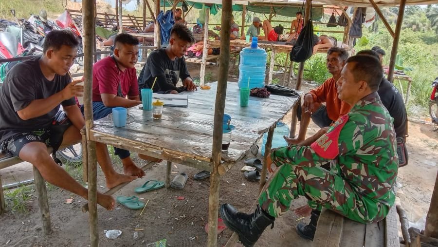 Lewat Komsos, Babinsa Koramil 08/Rumbai Barat Tingkatkan Kesadaran Warga Cegah Karhutla