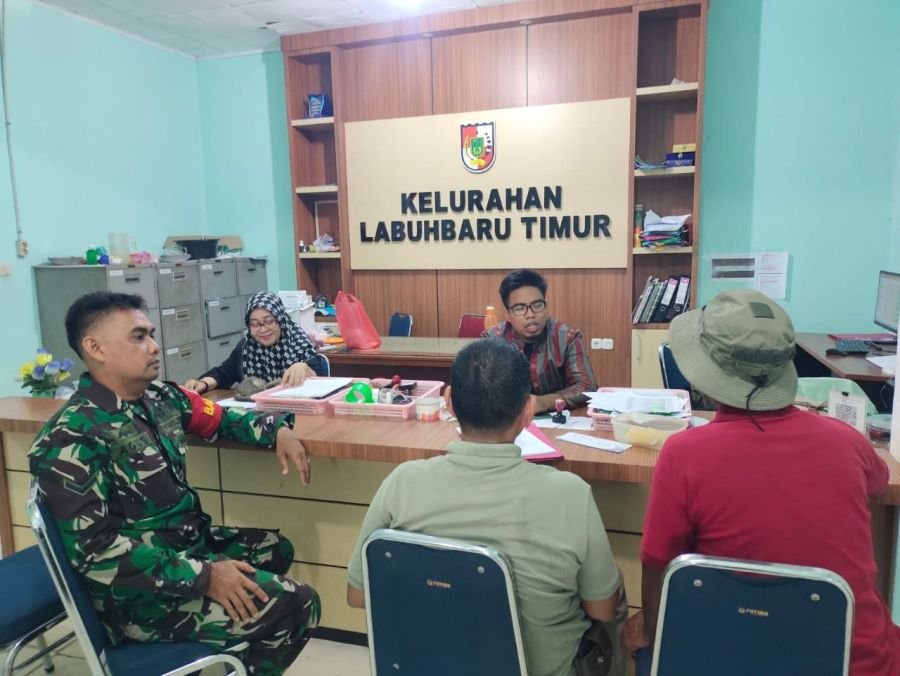 Lewat Komsos, Babinsa Labuh Baru Timur Bangun Komunikasi Erat dengan Warga