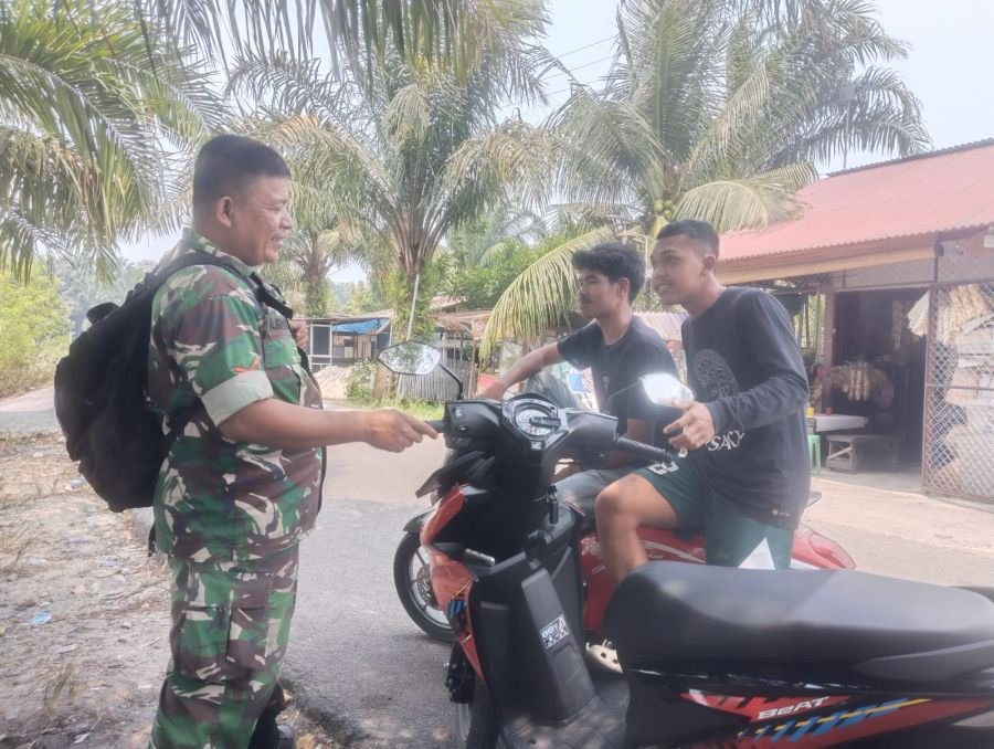 Lewat Komsos, Babinsa Maharani Sampaikan Pesan Kamtibmas dan Karhutla