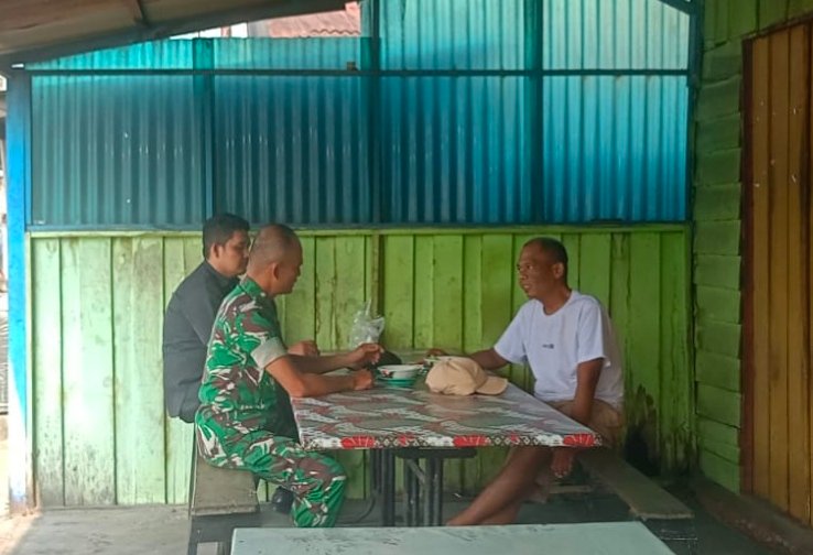 Lewat Komsos, Babinsa Pererat Kebersamaan Warga dalam Menjaga Kebersihan Lingkungan