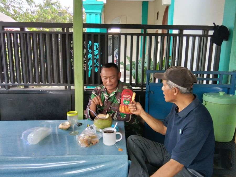 Lewat Komsos, Babinsa Perkuat Hubungan Harmonis dengan Masyarakat Air Dingin