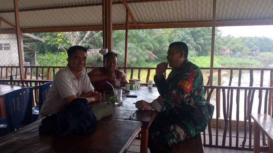 Lewat Komsos, Babinsa Senapelan Perkuat Kemanunggalan TNI dengan Warga Tirta Siak