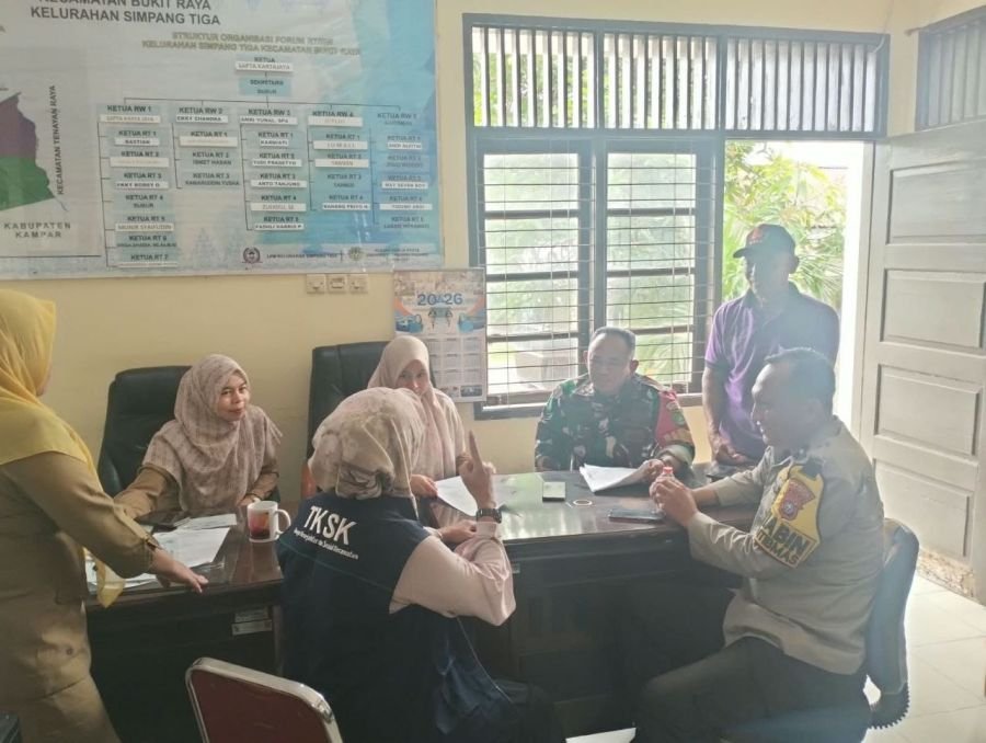 Lewat Komsos, Babinsa Simpangtiga Dorong Pelayanan Sosial Lebih Dekat dengan Warga