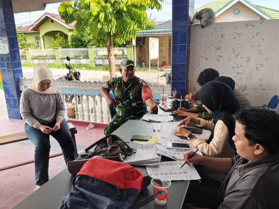 Lewat Komsos, Babinsa Sukajadi Pastikan Bantuan Beras Sampai ke Warga yang Berhak