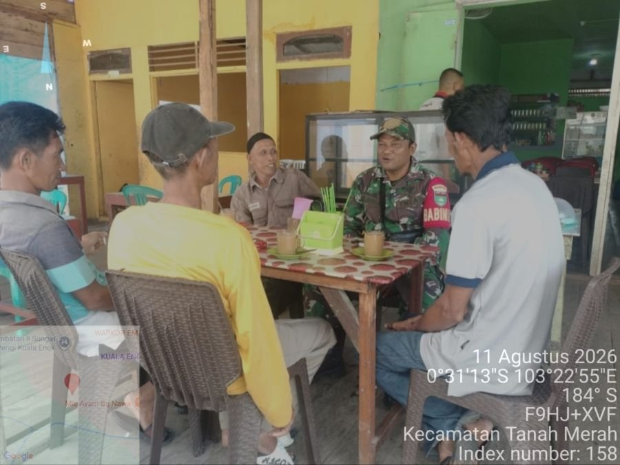 Lewat Komsos, Babinsa Tanah Merah Ajak Warga Jaga Keamanan Lingkungan*