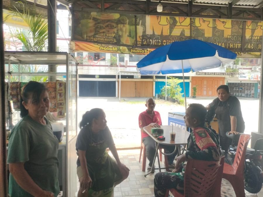 Lewat Komsos, Babinsa Tanjung Rhu Ingatkan Pentingnya Pelayanan Humanis bagi Pelaku Usaha