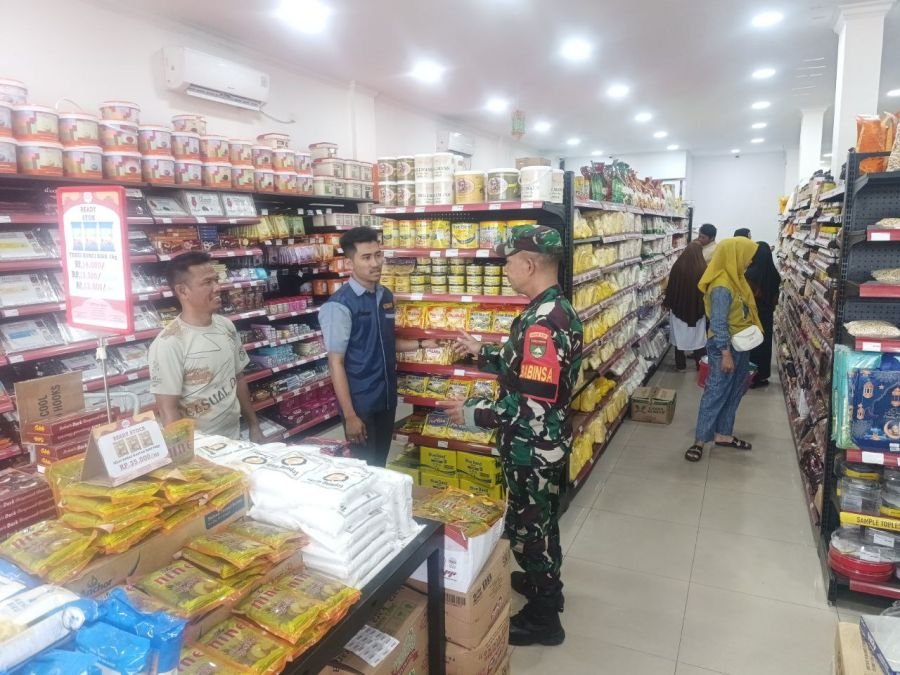Lewat Komsos, Babinsa Tingkatkan Kesadaran Keamanan Pangan di Minimarket