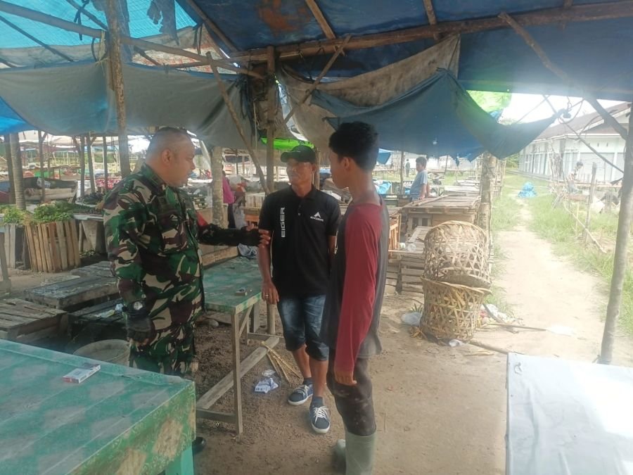 Lewat Komsos, Babinsa Tingkatkan Kesadaran Kebersihan di Pasar Rumbai Bukit