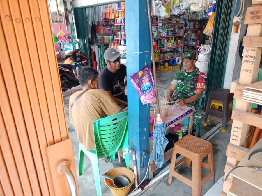 Lewat Komsos, Babinsa Umban Sari Ingatkan Warga Waspadai Karhutla dan Asap