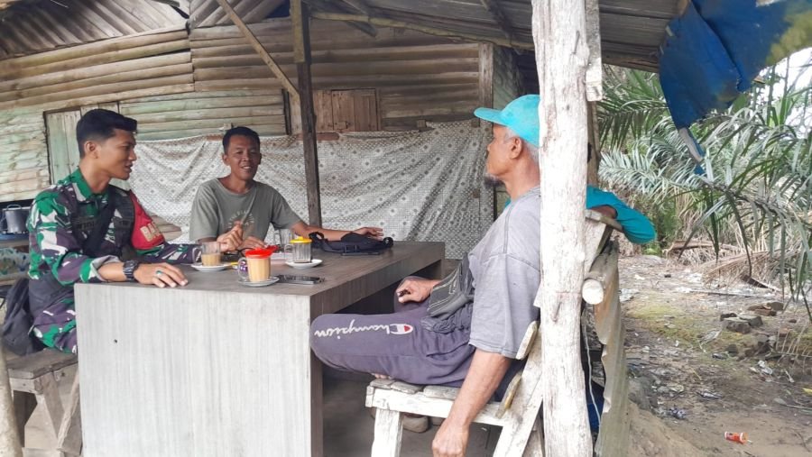 Lewat Komsos di Warung Kopi, Babinsa Koramil 08/Rumbai Barat Pererat Kedekatan dengan Warga