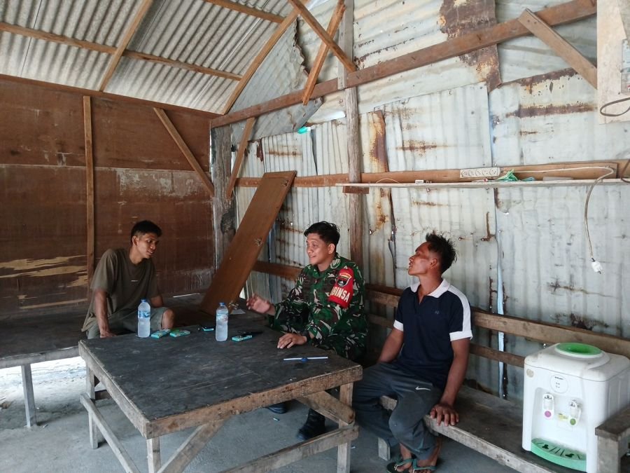Lewat Komsos Humanis, Babinsa Koramil 04/Lph Ajak Warga Sungai Ukai Peduli Kebersihan Lingkungan
