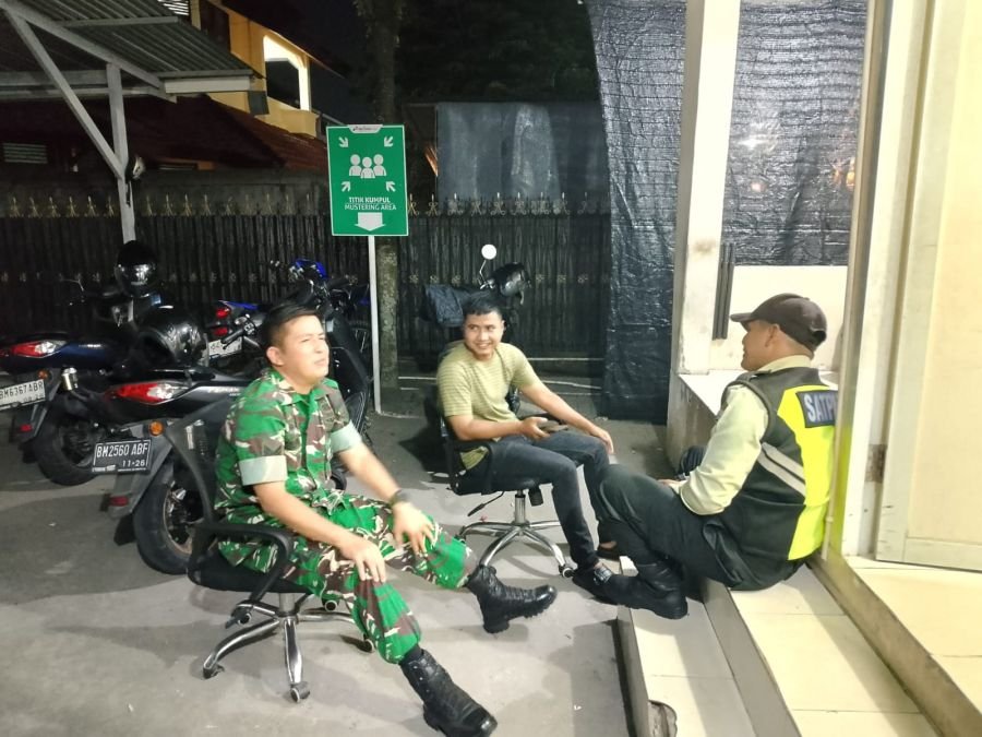 Lewat Komsos Malam, Babinsa Ingatkan Pentingnya Deteksi Dini Gangguan Kamtibmas
