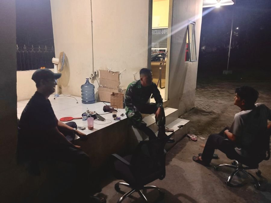 Lewat Komsos Malam Hari, Babinsa Tingkatkan Kepedulian Warga terhadap Keamanan Lingkungan