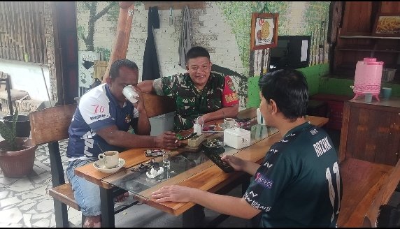 Lewat Komsos Santai, Babinsa Maharani Ajak Warga Jaga Keamanan dan Cegah Karhutla