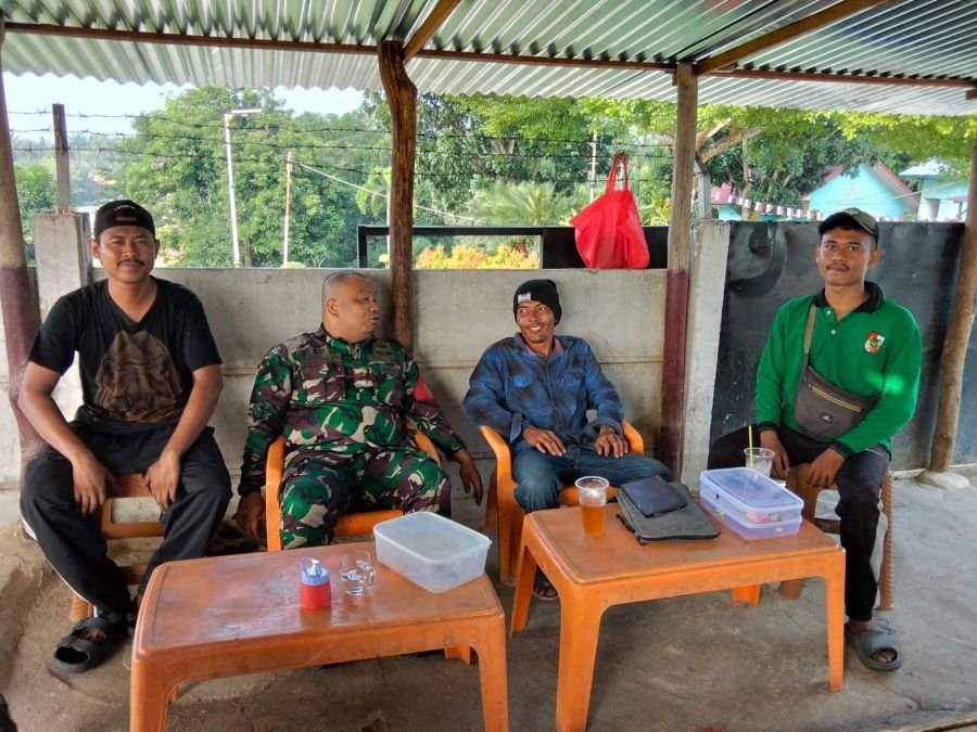 Lewat Komsos Santai, Babinsa Rumbai Bukit Bangun Kedekatan dengan Warga