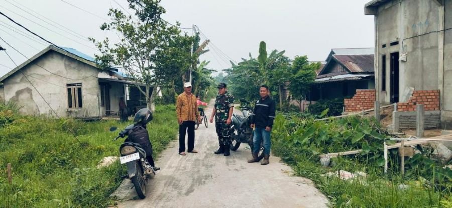 Lewat Komsos, Serma Surung Simbolon Babinsa 01/Tembilahan Perkuat Kesadaran Warga Jaga Lingkungan