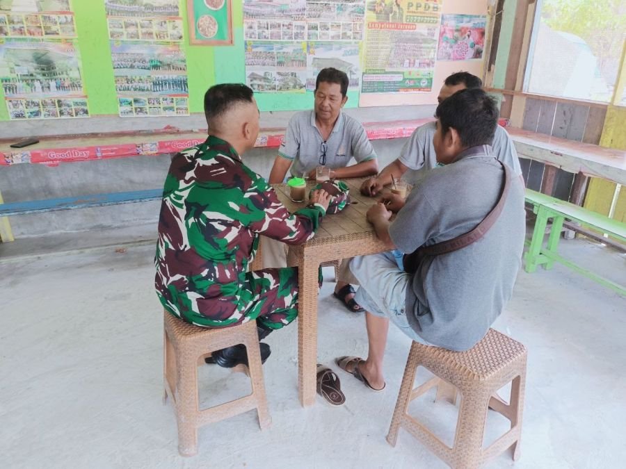 Lewat Komunikasi Santai, Babinsa Ajak Warga Bersama Cegah Karhutla