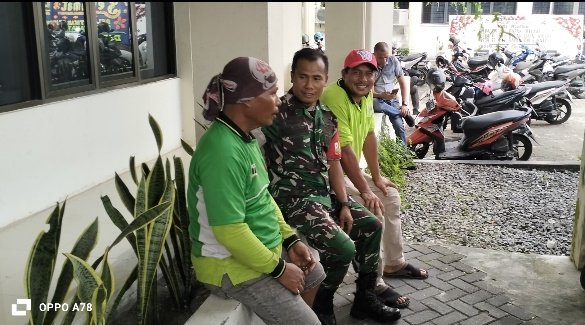 Lewat Komunikasi Santai, Babinsa Koramil 02/Kota Dekatkan Diri dengan Masyarakat