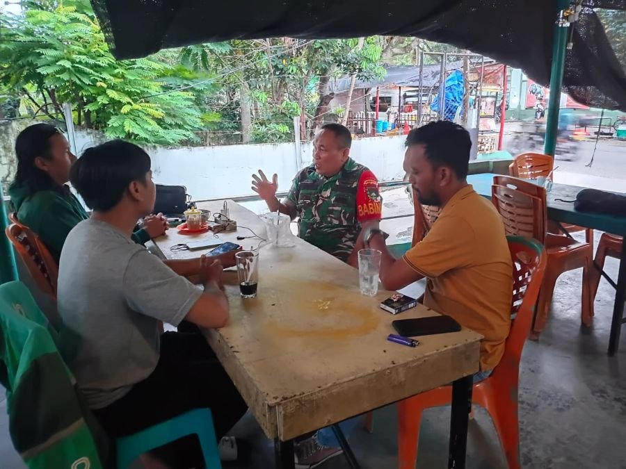Lewat Komunikasi Santai, Babinsa Sukajadi Jalin Kedekatan dengan Masyarakat