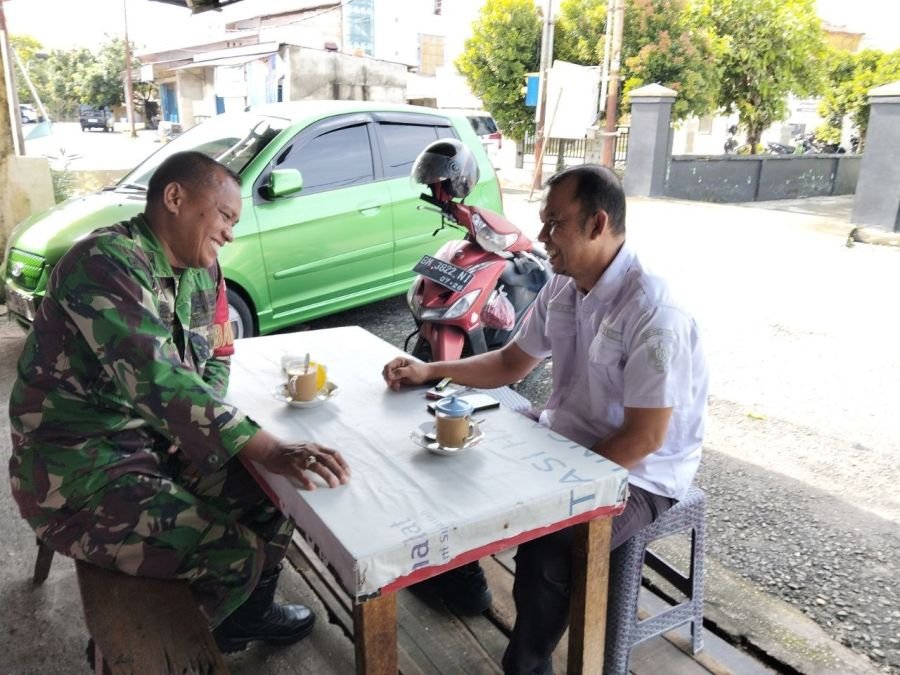Lewat Ngopi Bersama, Babinsa Jadirejo Bangun Kedekatan dan Koordinasi Wilayah