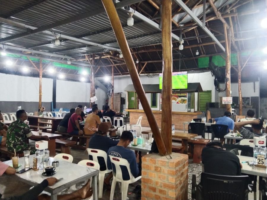 Lewat Nobar Piala Dunia, Koramil 01 Rumbai Bangun Kedekatan dengan Masyarakat