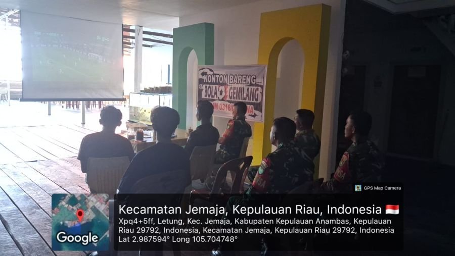 Lewat Nobar Piala Dunia, Koramil 04/Letung Perkuat Komunikasi dan Kebersamaan dengan Masyarakat