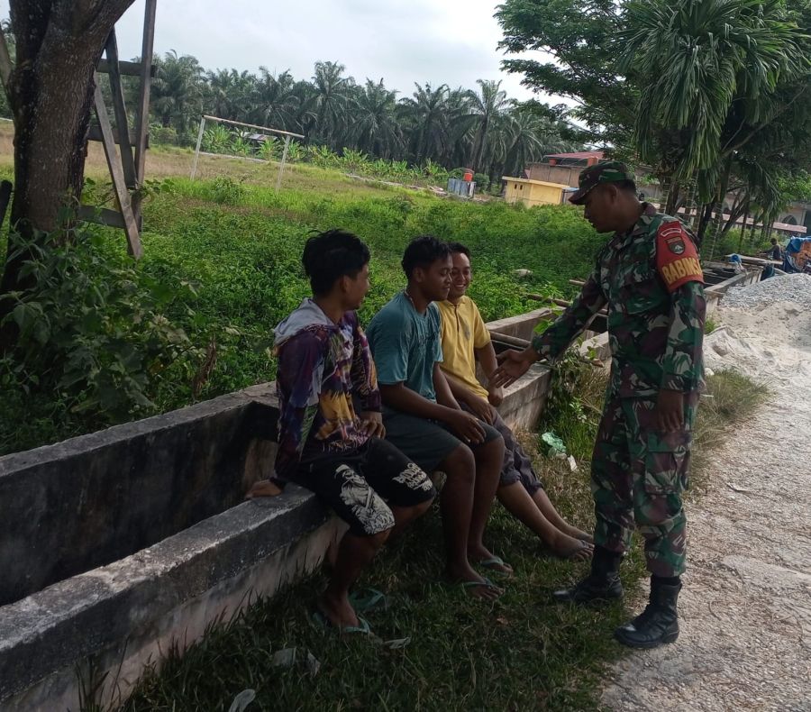 Lewat Obrolan Santai, Babinsa Ajak Warga Muara Dua Amalkan Nilai-Nilai Pancasila