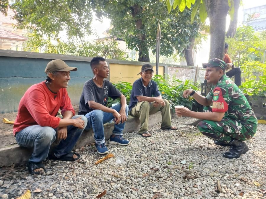 Lewat Obrolan Santai, Babinsa Serka Noviandi Pererat Hubungan dengan Warga Binaan
