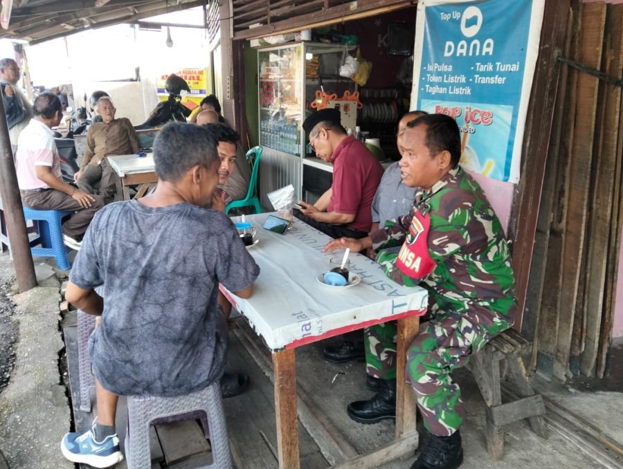 Lewat Obrolan Santai di Warung, Babinsa Dengarkan Langsung Aspirasi Warga