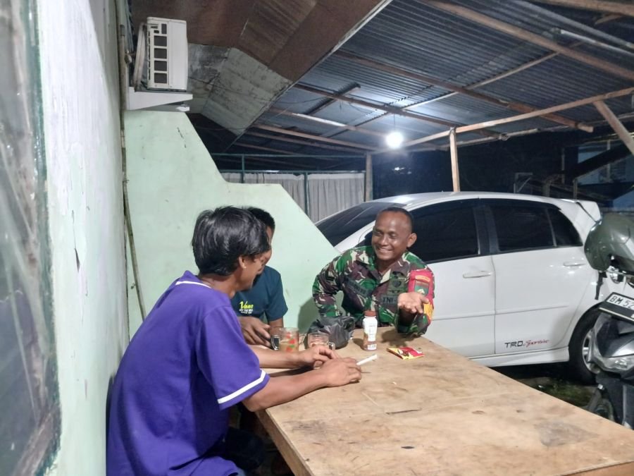 Lewat Patroli Humanis, Babinsa Rumbai Barat Ingatkan Pemuda Hindari Begadang dan Pergaulan Negatif