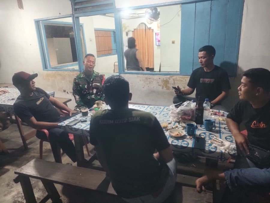 Lewat Patroli Malam, Babinsa Pererat Silaturahmi dan Bangun Kepedulian Warga