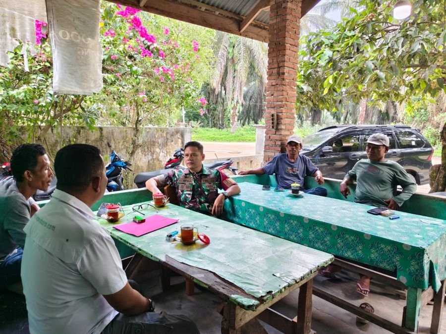 Lewat Patroli Wilayah, Babinsa Lembah Damai Perkuat Kamtibmas Bersama Warga