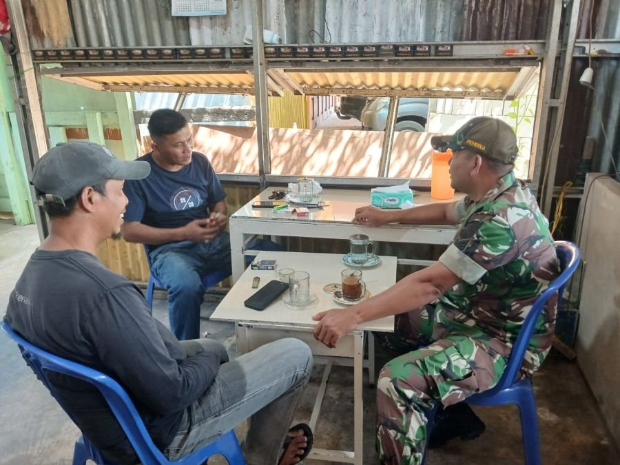 Lewat Secangkir Kopi, Babinsa Sukajadi Serap Informasi dari Warga